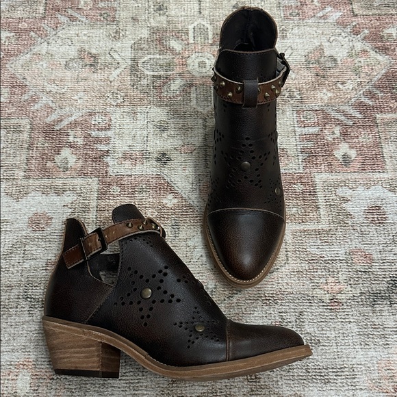 Woman’s NWOTs Corral Circle G Leather Ankle Star Studded Booties - Picture 4 of 10